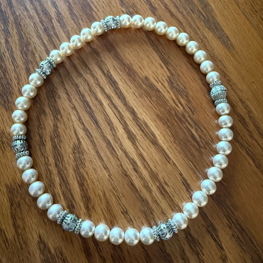 Elegant Pearl and Silver Necklace
